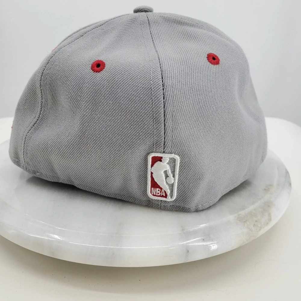 New Era 59FIFTY Chicago Bulls NBA Fitted Hat Grey Red Size 7 1/8 Flat Brim Cap